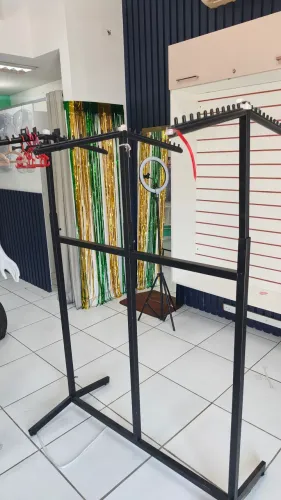 Araras para loja de roupas
