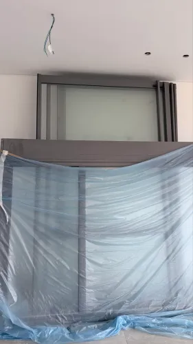 Esquadria com vidro de alumínio em L