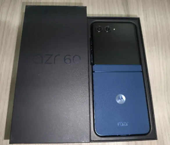 Motorola Razr 60 5G, Azul, 256Gb + 12Gb, Nota Fiscal (em estado de novo)