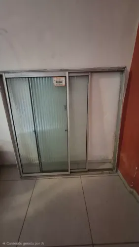 Portão grande, portão social e janela de vidro.