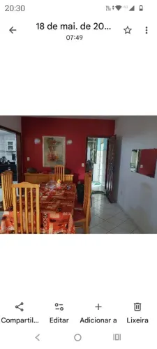 Vendo mesa de jantar em vidro com seis cadeiras de madeira.