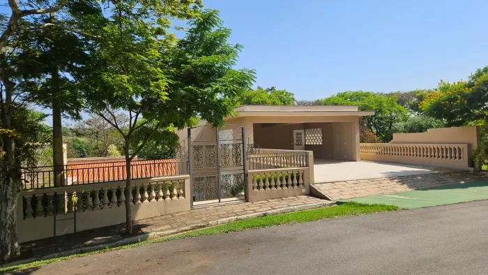 Casa de condomínio para aluguel tem 456 metros quadrados com 4 quartos