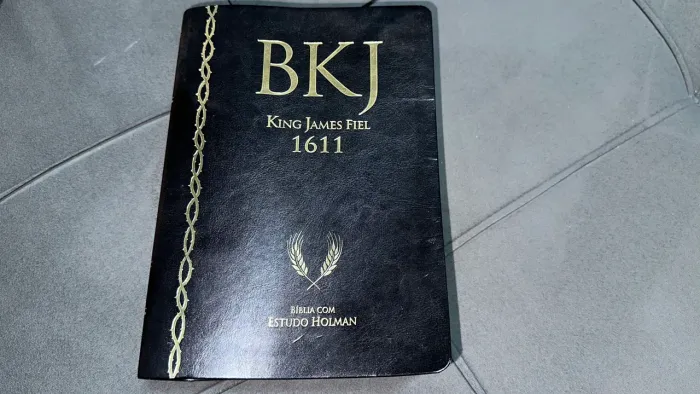 Bíblia King James Fiel 1611 de estudo com comentários Holman com capa de couro sintético
