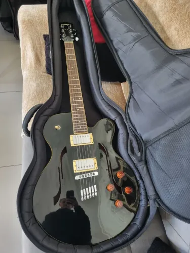 Guitarra semi acústica yamaha