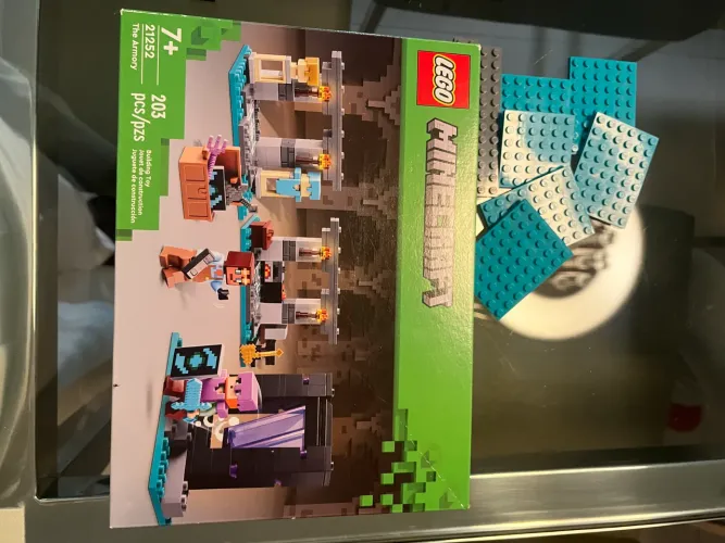 Lego Minecraft 21252 The Armory