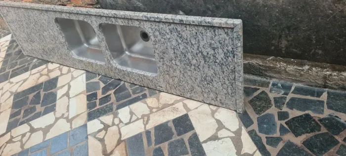 Vendo pia grande de granito, duas cubas muito boa.