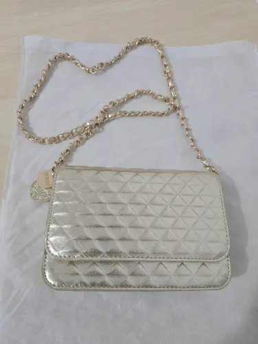 Bolsa Satinato Renner Tiracolo Metalizada Dourada com Alça de Corrente - Impecável