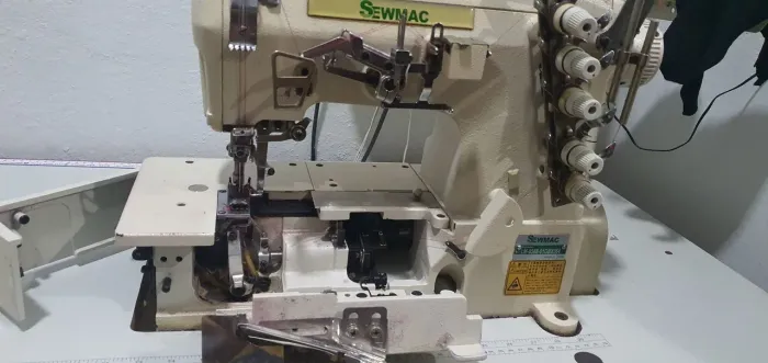 Máquinas de costura overlock e galoneira