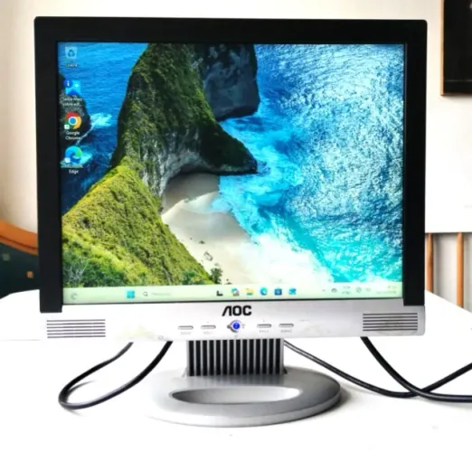 Monitor LCD 15 Polegadas AOC LM522 (4:3) - Prata / Preto - Usado