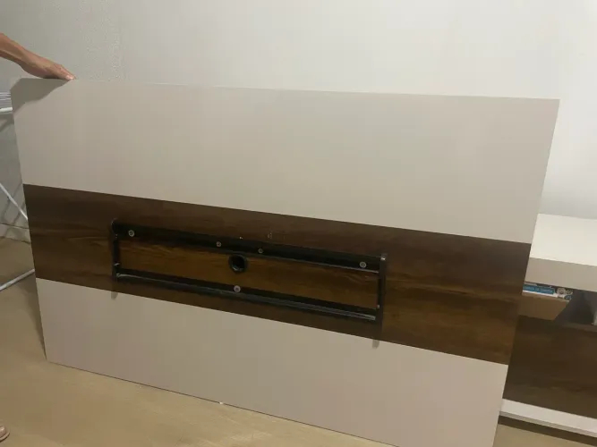 Painel de TV com suporte instalado