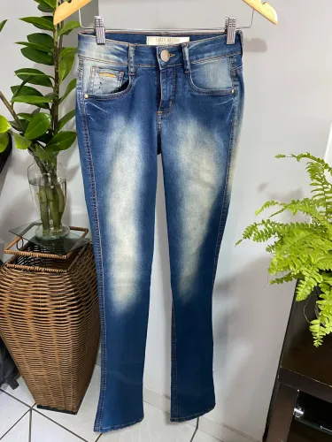 2 Calças skinny e flare jeans Lança perfume