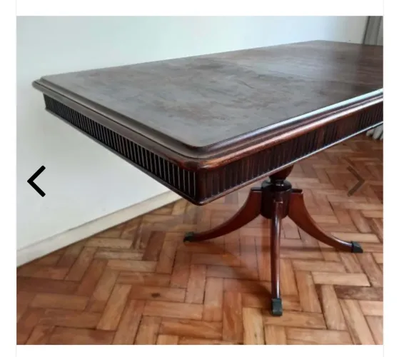 Mesa em jacarandá . Medidas: 74 (A) x 80 (L) x 150 (com a tábua extensora) e 120 cm