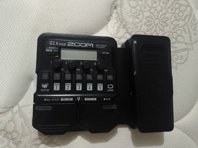 Pedaleira ZOOM G1X FOUR