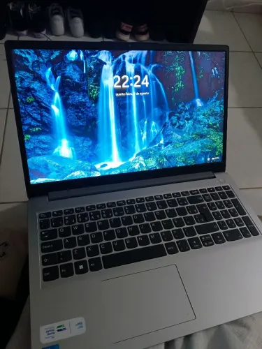 Vendo notebook Lenovo, ótimo para estudo com apenas 3 meses de uso