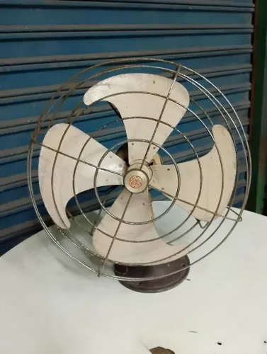 Ventilador retrô com pequeno defeito em curto 