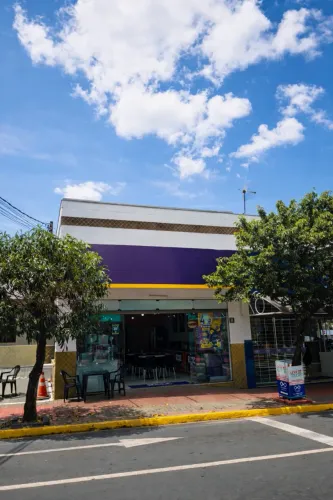 VENDE-SE LOJA DE SORVETES E AÇAÍ - OPORTUNIDADE EM APUCARANA - ACEITA TROCA