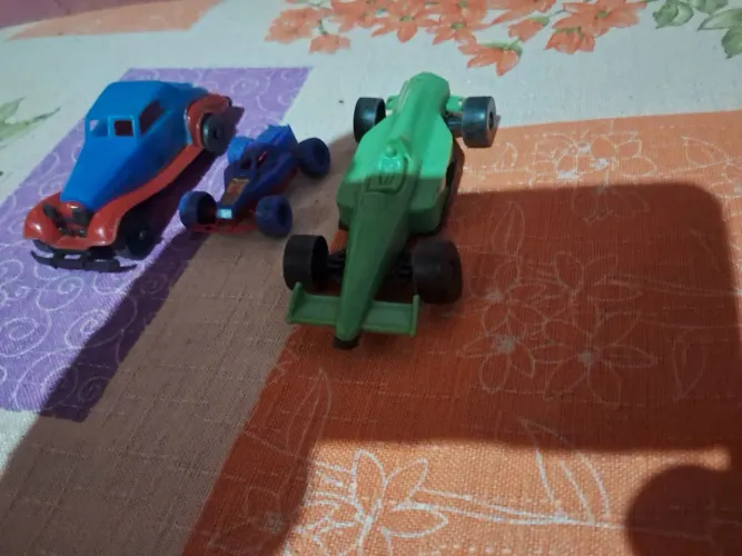 Carinho antigo de plástico 
