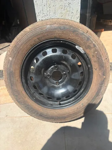 Roda de ferra com pneu Goodyear - 205/60R15