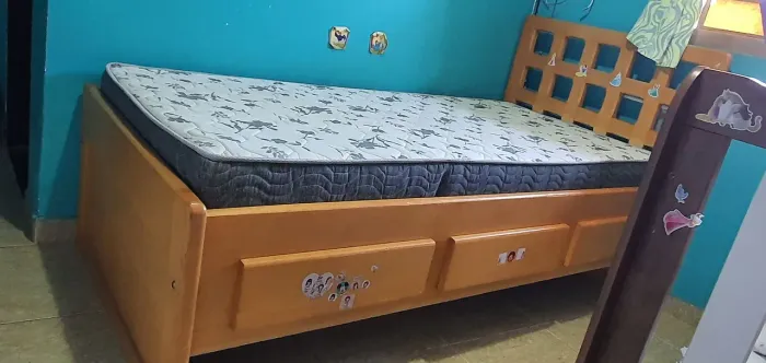 Cama madeira maciça com gavetas e bicama