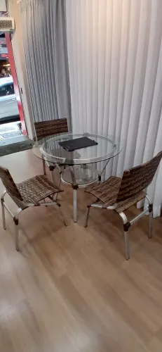 Mesa redonda de aluminio com tampo de vidro e 3 cadeiras trancadas