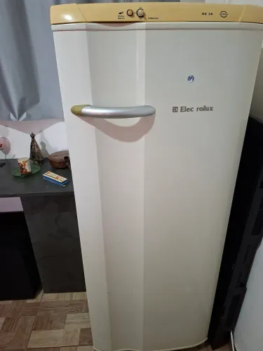 VENDO GELADEIRA ELETROLUX RE 28