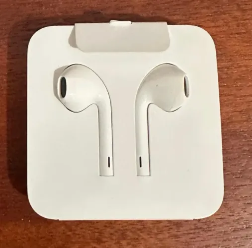 Apple EarPods com conector Lightning ? e controle remoto (NOVO, fechado)