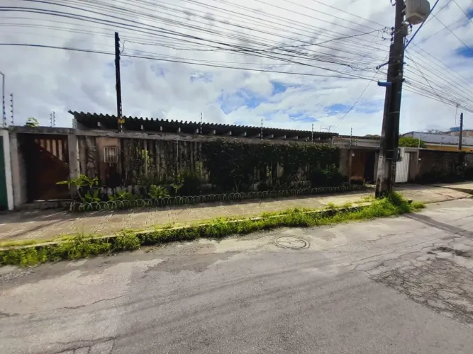 Casa para venda ou locação, Pinheiro, Maceió - AL, com 02 suítes e garagem ampla para 04 c