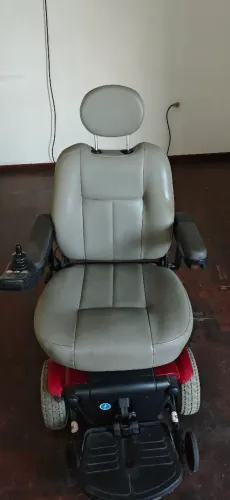 Cadeira de Rodas Elétrica, com baterias novas