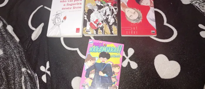 Vendo três mangás bl e um livro