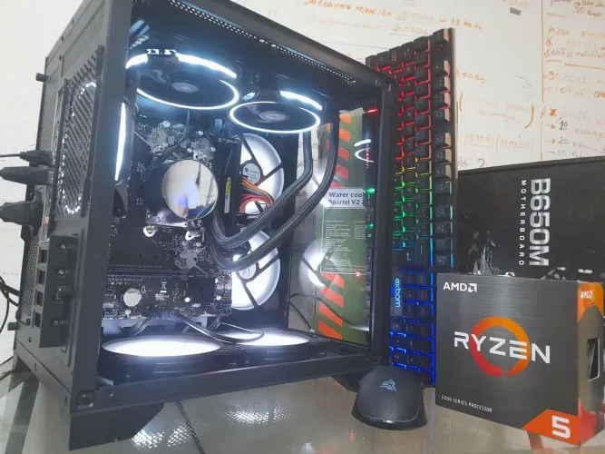 PC Gamer RYZEN 5 8500G AM5 + RAM DDR5 4800MHZ + SSD 240GB + W.C 240mm + GABINETE AQUÁRIO