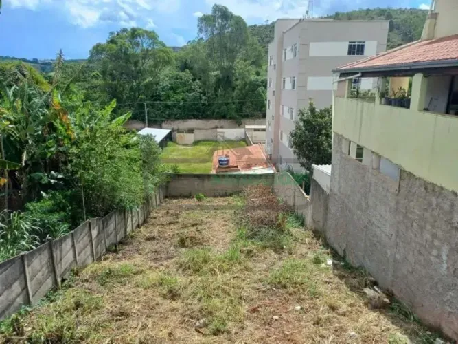 Lote para venda com 300 metros em rua tranquilo do bairro Grama - Juiz de Fora - MG