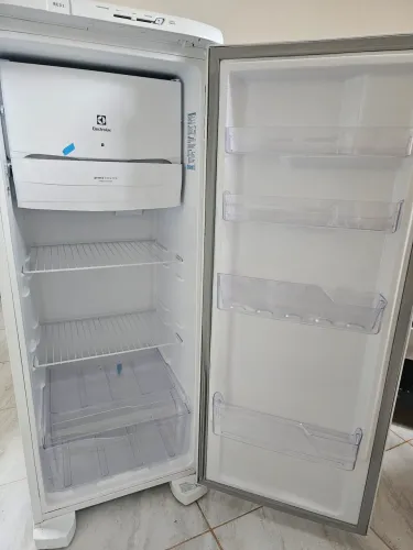 Geladeira Electrolux com defeito mas muito nova.
