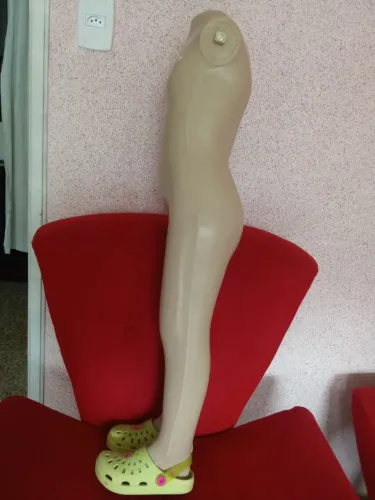 Manequim infantil, medindo 90 cm de altura.