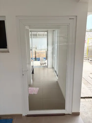 Porta Pivotante de alumínio branco com vidro 8mm temperado 1,10 x 2,10