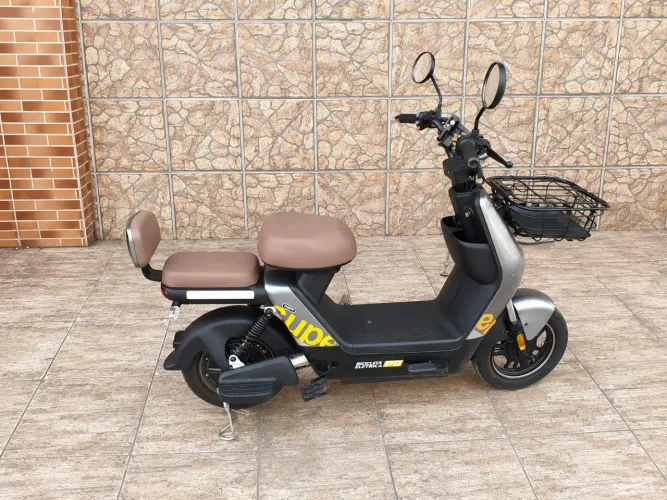 vendo Scooter nova, pouco usada, painel ainda no plastico.