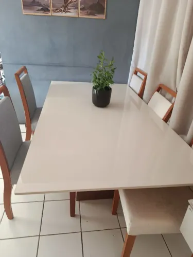 Mesa de jantar laqueada com 6 cadeiras de madeira.