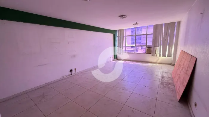 Ampla sala com 2 vagas no Centro