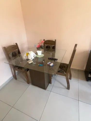 Mesa com 4 cadeiras 