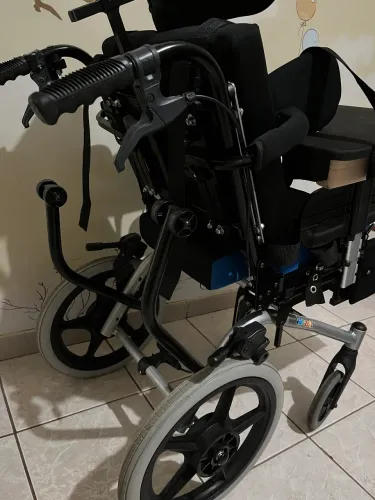 CADEIRA DE RODAS ADAPTADA