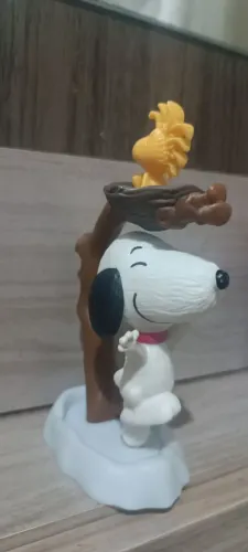 Brinquedo colecionável "snoopy giratório com Woodstock na árvore" McDonald's em 2015.