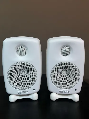 Par de Monitores Genelec 8010A