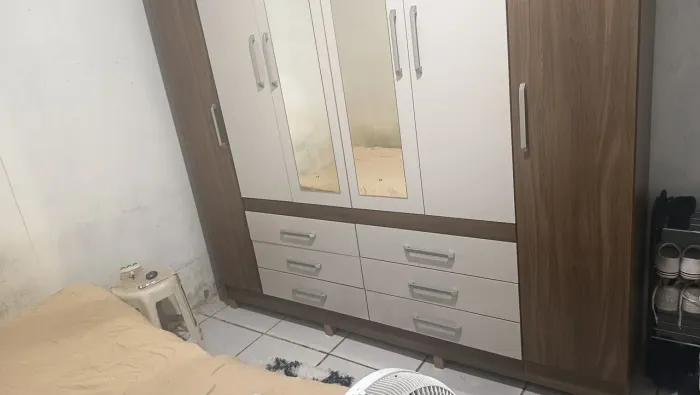 Vendo Guarda-roupa de Casal com espelho