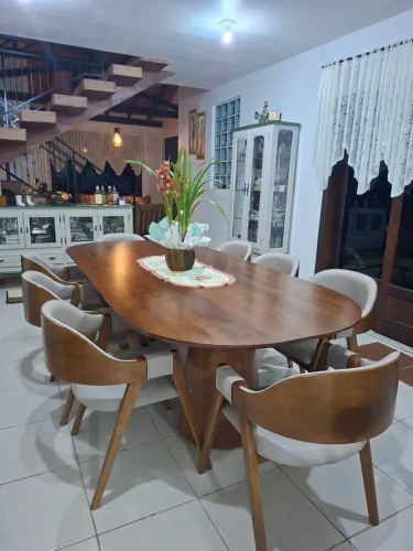 Vendo mesa com 8 cadeiras