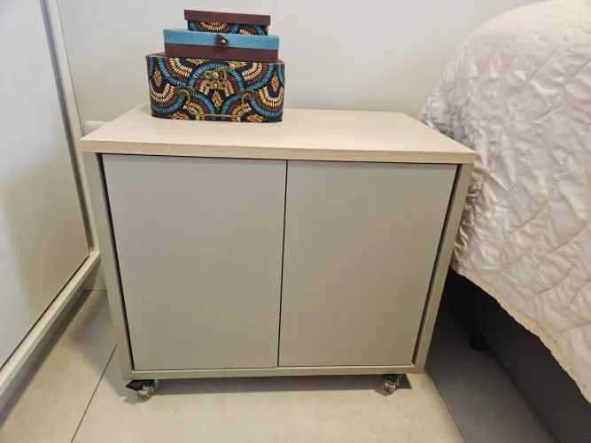 Mesa de cabeceira com portas clic