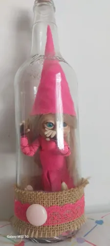 Duendes na garrafas.