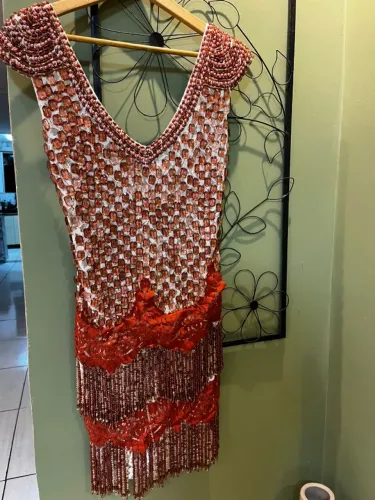 Vestido bordado com pedrarias