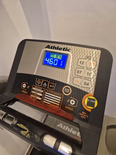 Esteira Ergométrica Athletic Advanced 550EE - Excelente Estado