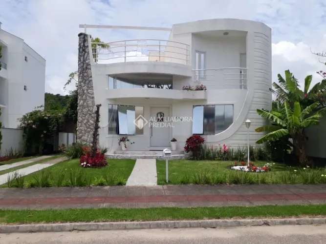 Casa 3 dormitórios 200m2 privativos 4 vagas de garagem no bairro Cachoeira do Bom Jesus