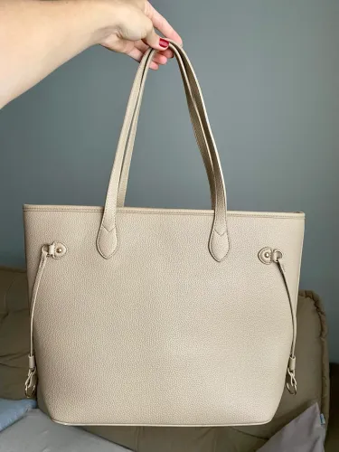 Bolsa Tote Bege - Elegante e Espaçosa 