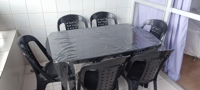 Conjunto de mesa com 6 cadeiras, ideal para cozinha, área gourmet ou varanda.